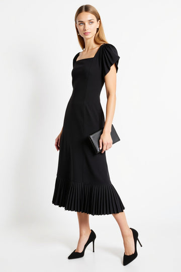 Robe noire à col carré et à lignes